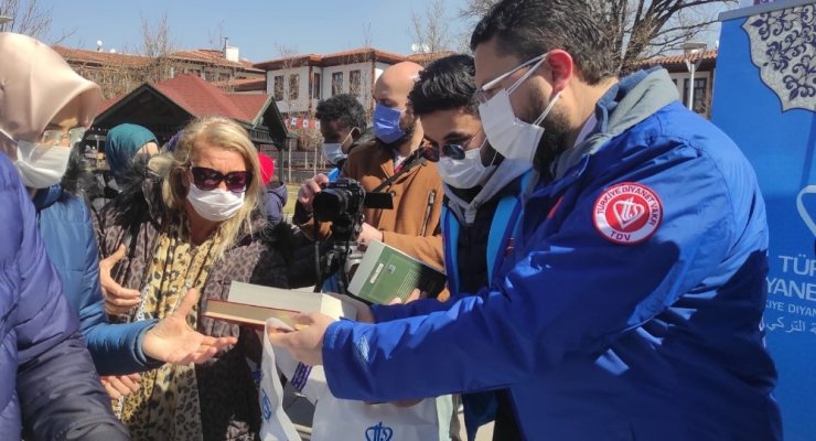 Türkiye Diyanet Vakfı, Taceddin Dergahı’nda Kur’an-ı Kerim ve Safahat kitabını dağıttı