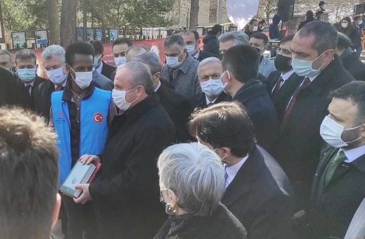 Türkiye Diyanet Vakfı, Taceddin Dergahı’nda Kur’an-ı Kerim ve Safahat kitabını dağıttı