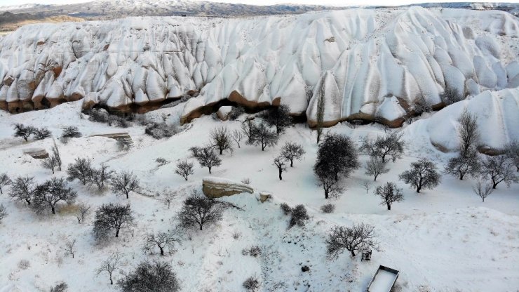 Kapadokya’da karla kaplı peribacaları hayran bırakıyor