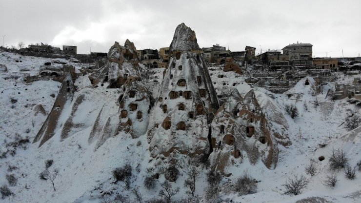 Kapadokya’da karla kaplı peribacaları hayran bırakıyor