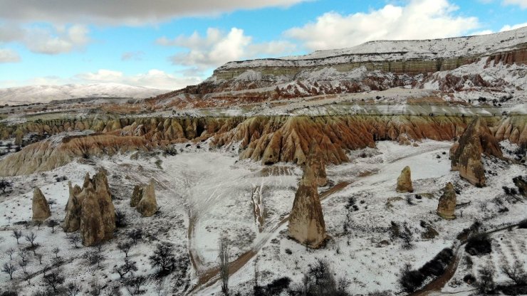 Kapadokya’da karla kaplı peribacaları hayran bırakıyor