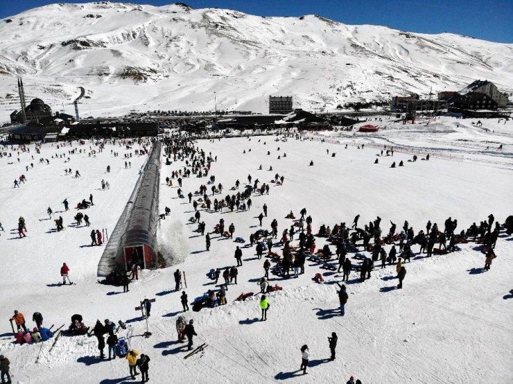 Kar yağdı tatilciler Erciyes’e akın etti