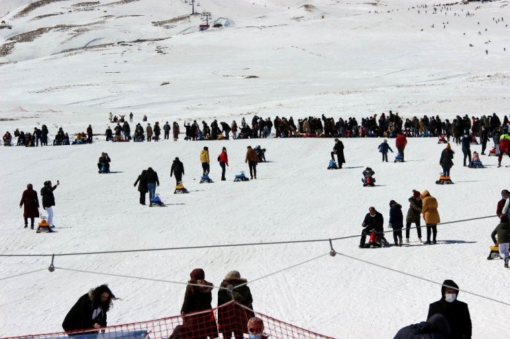 Kar yağdı tatilciler Erciyes’e akın etti