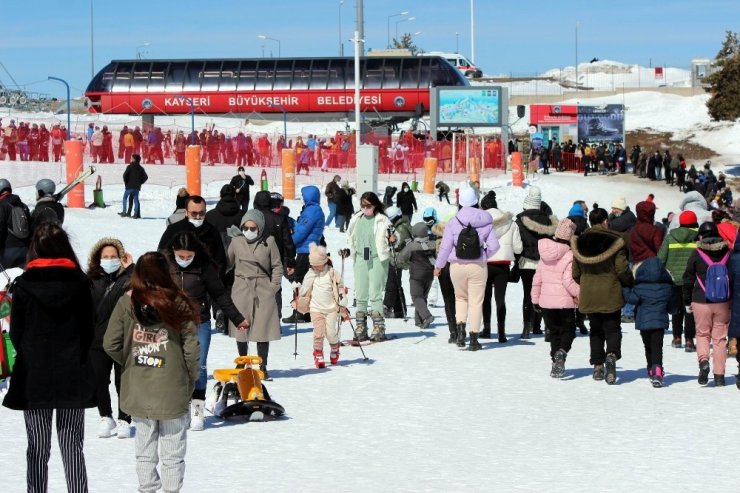 Kar yağdı tatilciler Erciyes’e akın etti