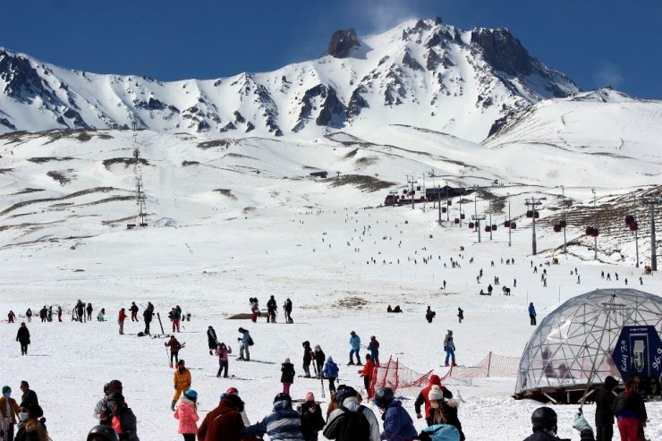 Kar yağdı tatilciler Erciyes’e akın etti