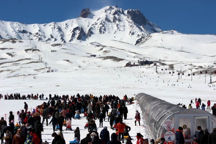 Kar yağdı tatilciler Erciyes’e akın etti