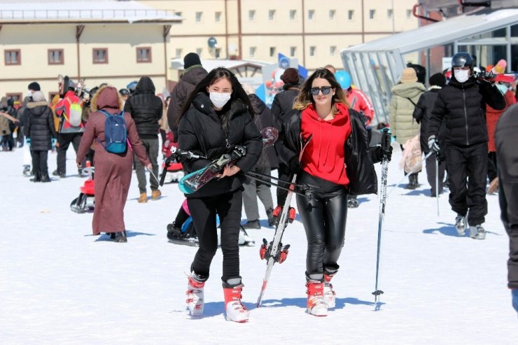 Kar yağdı tatilciler Erciyes’e akın etti