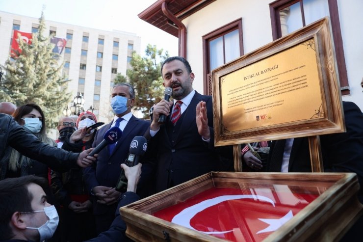 Anıtkabir’de dalgalanan bayrak Mehmet Akif Ersoy’un evinde