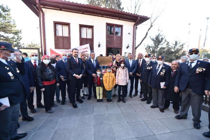 Anıtkabir’de dalgalanan bayrak Mehmet Akif Ersoy’un evinde