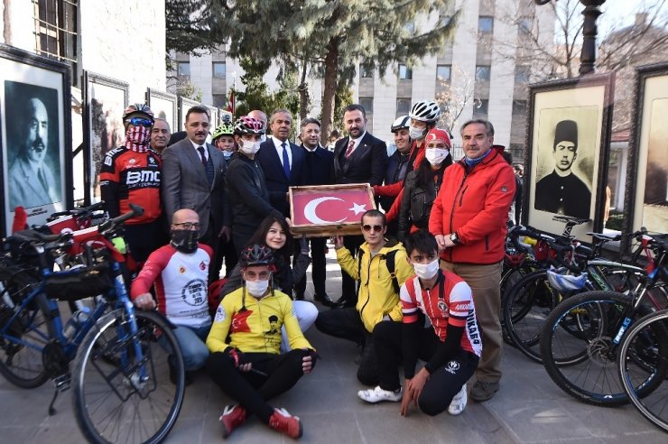 Anıtkabir’de dalgalanan bayrak Mehmet Akif Ersoy’un evinde