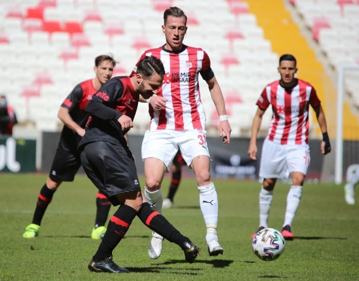 Süper Lig: D.G. Sivasspor: 1 - Karagümrük: 0 (İlk yarı)