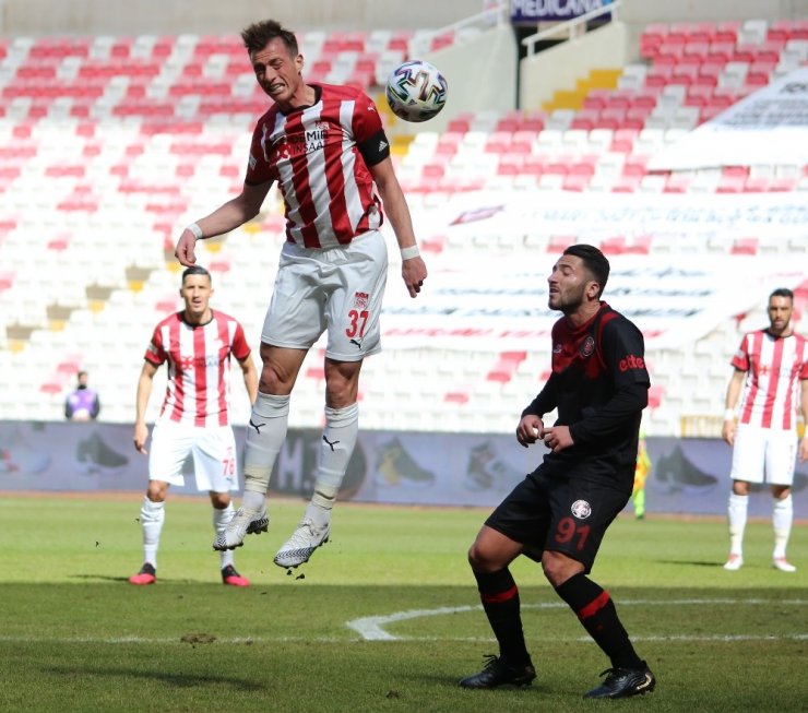 Süper Lig: D.G. Sivasspor: 1 - Karagümrük: 0 (İlk yarı)