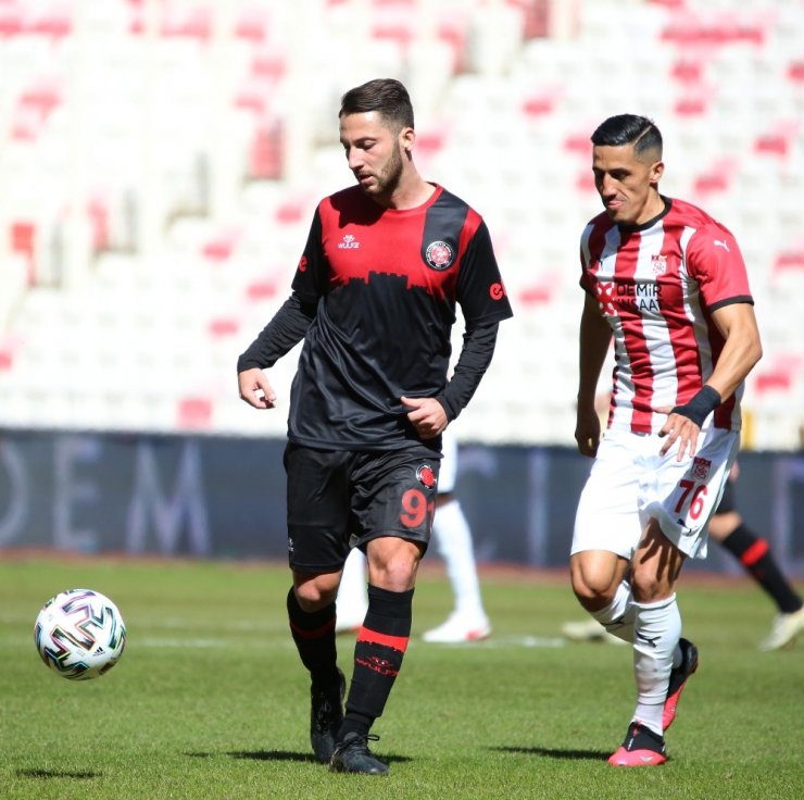 Süper Lig: D.G. Sivasspor: 1 - Karagümrük: 0 (İlk yarı)