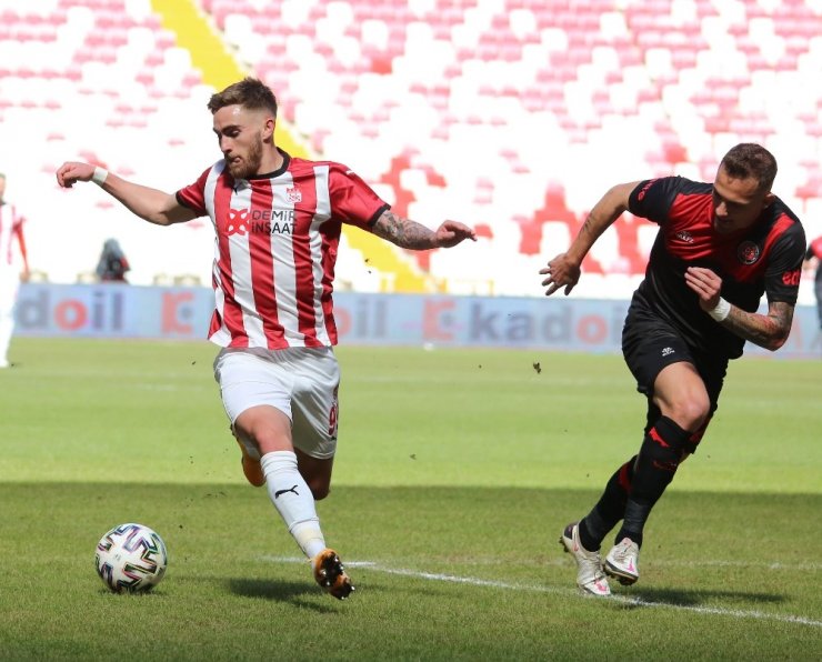 Süper Lig: D.G. Sivasspor: 1 - Karagümrük: 0 (İlk yarı)