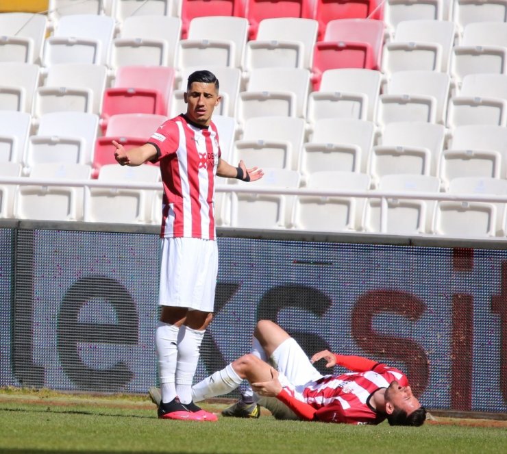 Süper Lig: D.G. Sivasspor: 1 - Karagümrük: 0 (İlk yarı)