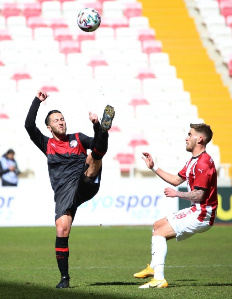 Süper Lig: D.G. Sivasspor: 1 - Karagümrük: 0 (İlk yarı)