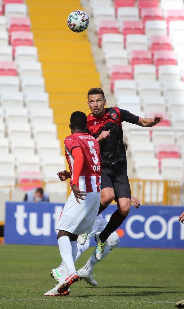 Süper Lig: D.G. Sivasspor: 1 - Karagümrük: 0 (İlk yarı)