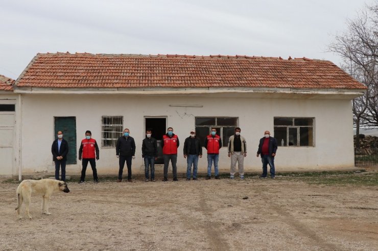 Köpekleriyle köyünden kovulan engelli gence Vali Aydoğdu sahip çıktı