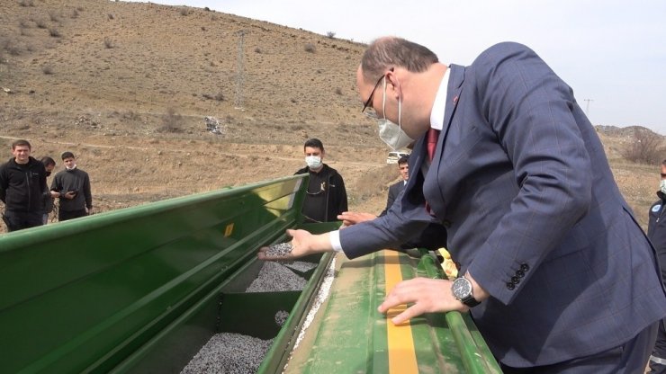 Atıl tarım arazileri üretime kazandırılıyor: 160 kilogram tohumdan 13 ton çörekotu elde edilecek