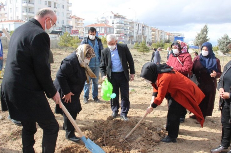 AK Parti, sağlık çalışanları anısına hastane bahçesine fidan dikti