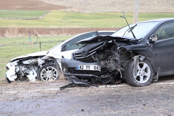 Aksaray’da iki otomobil çarpıştı: 1’i bebek 5 yaralı