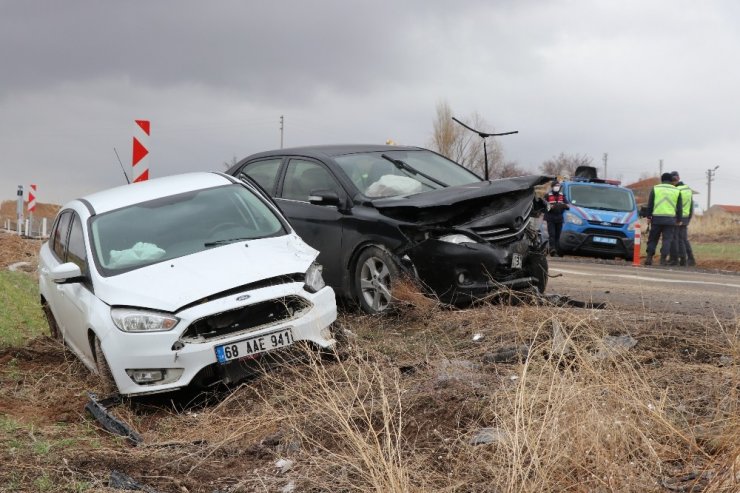 Aksaray’da iki otomobil çarpıştı: 1’i bebek 5 yaralı