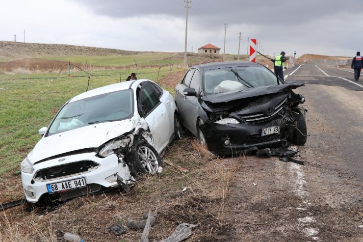 Aksaray’da iki otomobil çarpıştı: 1’i bebek 5 yaralı