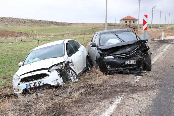 Aksaray’da iki otomobil çarpıştı: 1’i bebek 5 yaralı