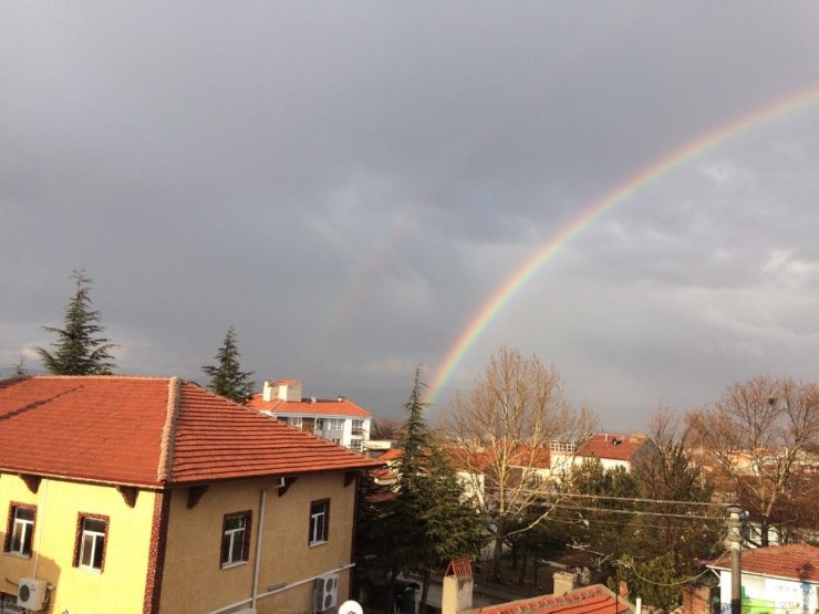 Eskişehir’de yılın ilk gökkuşağı görenleri büyüledi