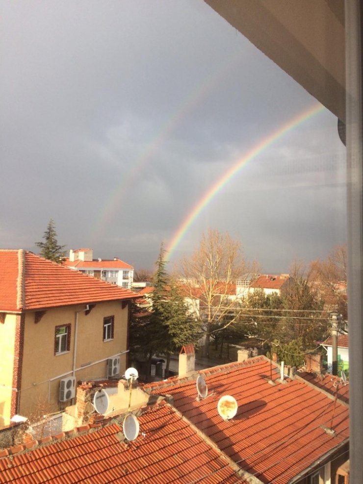 Eskişehir’de yılın ilk gökkuşağı görenleri büyüledi