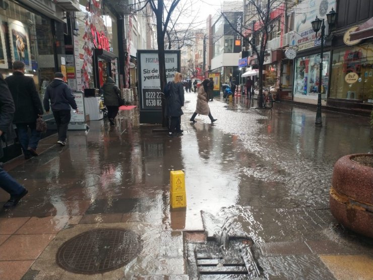 Eskişehir’de aniden bastıran yağmur sokakları gölete çevirdi