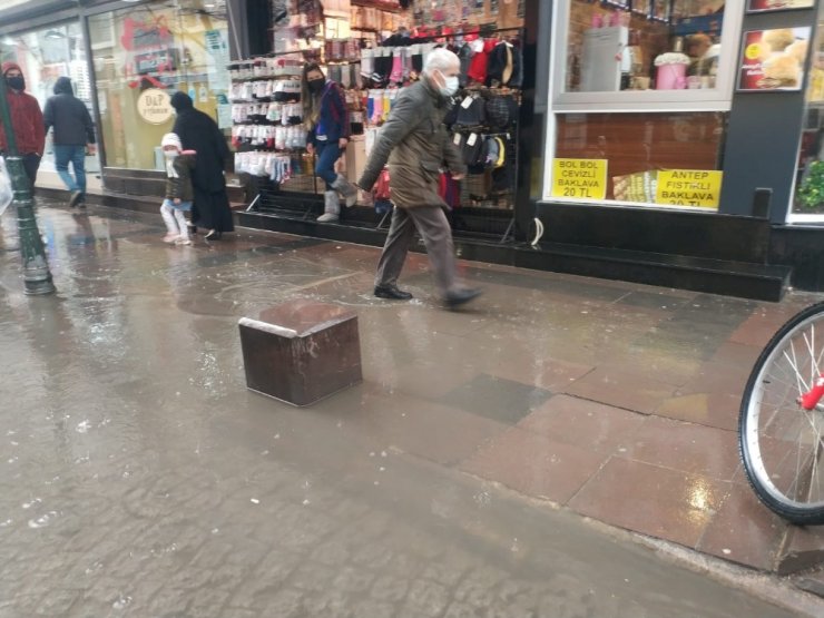 Eskişehir’de aniden bastıran yağmur sokakları gölete çevirdi