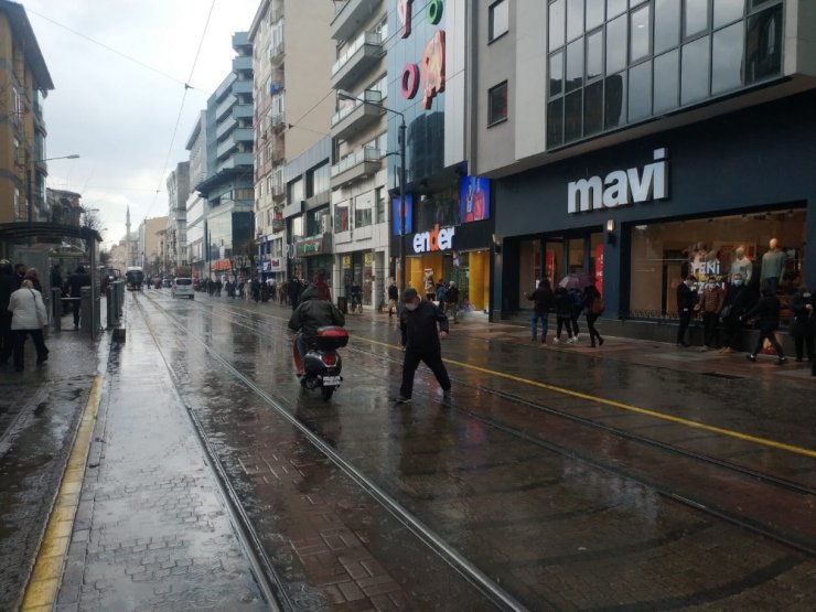 Eskişehir’de aniden bastıran yağmur sokakları gölete çevirdi