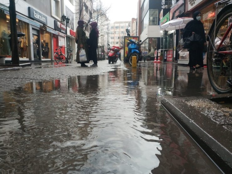 Eskişehir’de aniden bastıran yağmur sokakları gölete çevirdi