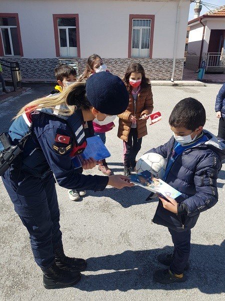 Jandarma ekipleri okullardaki öğrencileri bilgilendiriyor