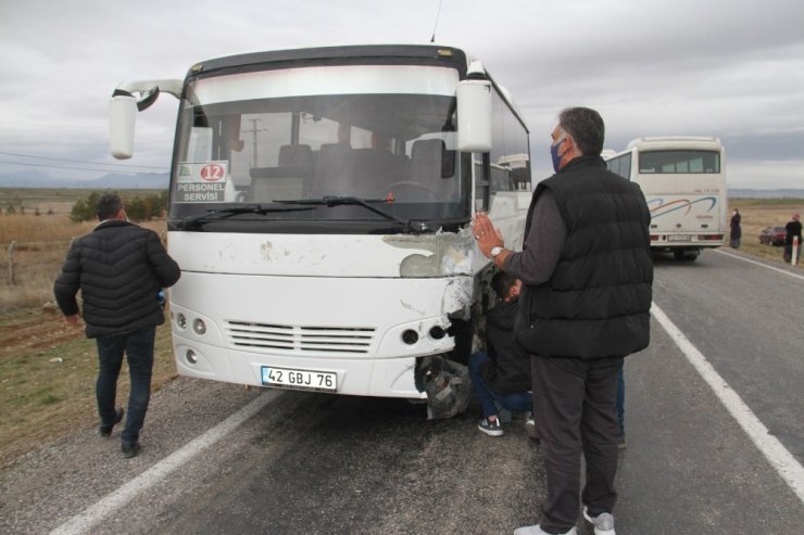 İşçi servisi ile otomobil çarpıştı: 2 yaralı