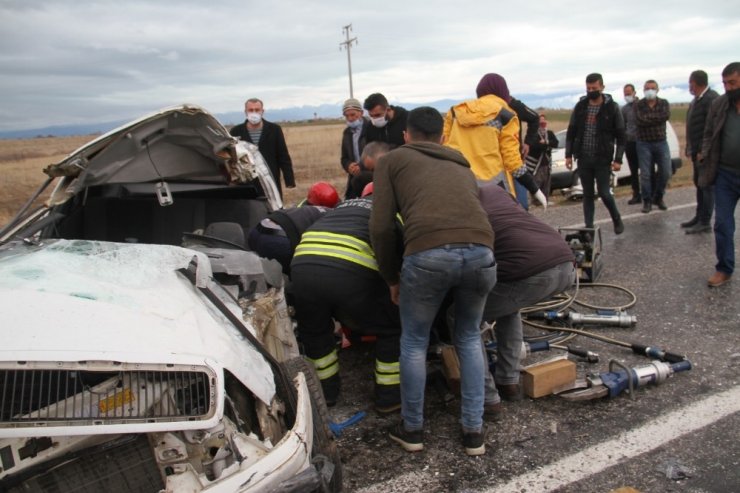 İşçi servisi ile otomobil çarpıştı: 2 yaralı