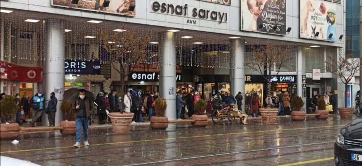 Meteorolojinin uyarılarını dikkate almayan vatandaşlar soluğu saçak altılarında aldı