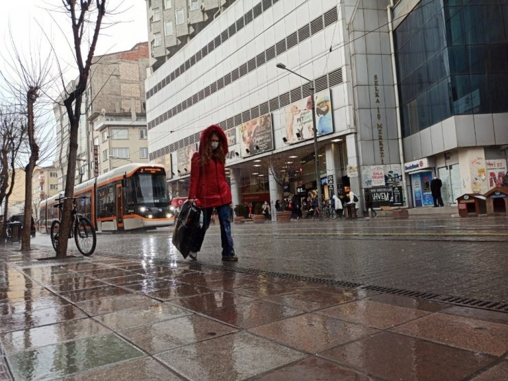 Meteorolojinin uyarılarını dikkate almayan vatandaşlar soluğu saçak altılarında aldı