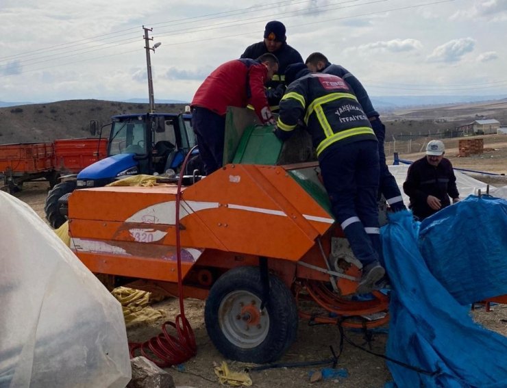 Kafası ve ayakları tarım aracına sıkışan köpek kurtarıldı