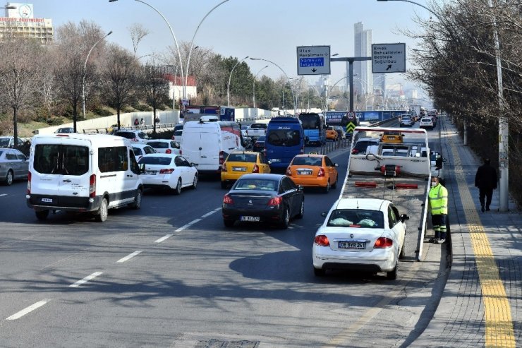 Büyükşehir’in ücretsiz araç çekici hizmeti devam ediyor