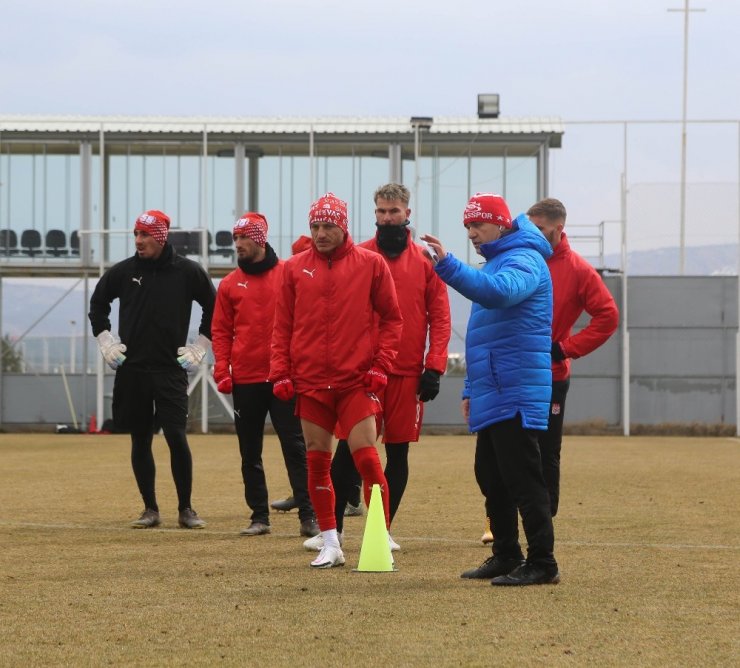 Sivasspor sağanak yağmur altında çalıştı