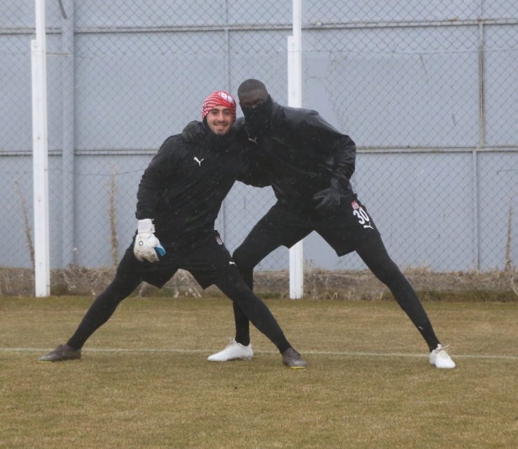 Sivasspor sağanak yağmur altında çalıştı