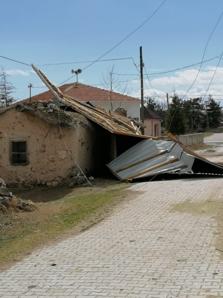 Günyüzü ilçesinde şiddetli rüzgâr nedeniyle çatılar uçtu