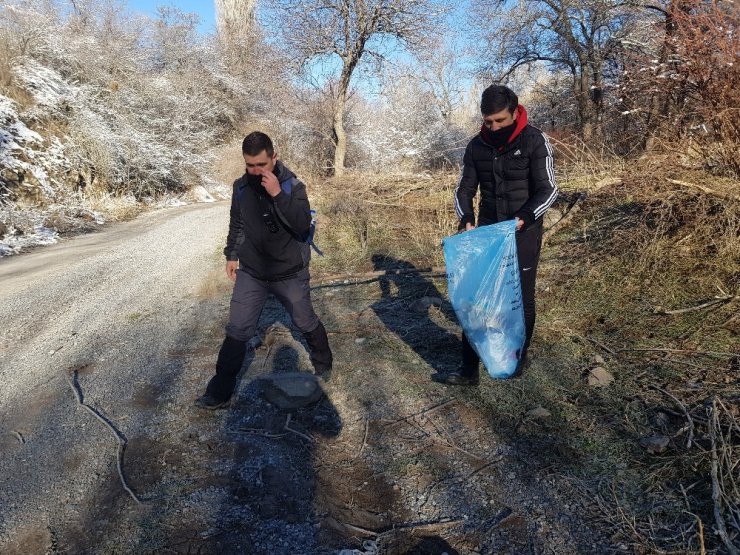 Hem sağlık için yürüdüler hem de çevreyi temizlediler