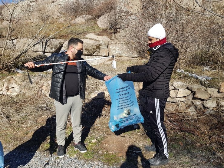 Hem sağlık için yürüdüler hem de çevreyi temizlediler