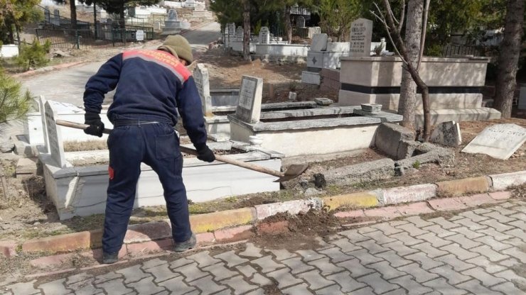 Kırıkkale’de mezarlıklarda bahar temizliği başladı