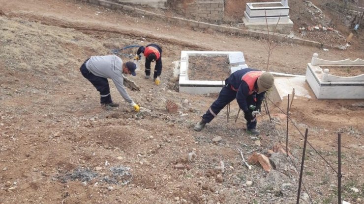 Kırıkkale’de mezarlıklarda bahar temizliği başladı