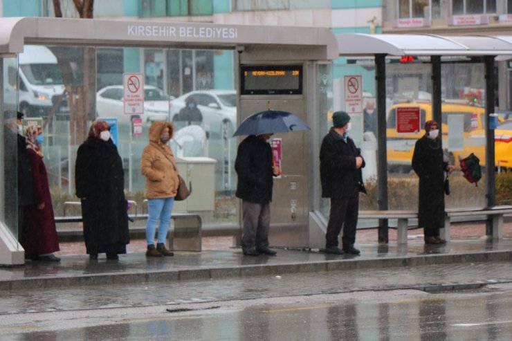 Kırşehir’de beklenen yağış başladı, valilik fırtınaya karşı uyardı