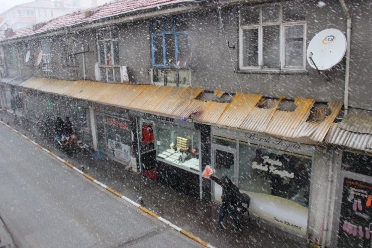 Yozgat’ta Mart karı kenti beyaza bürüdü